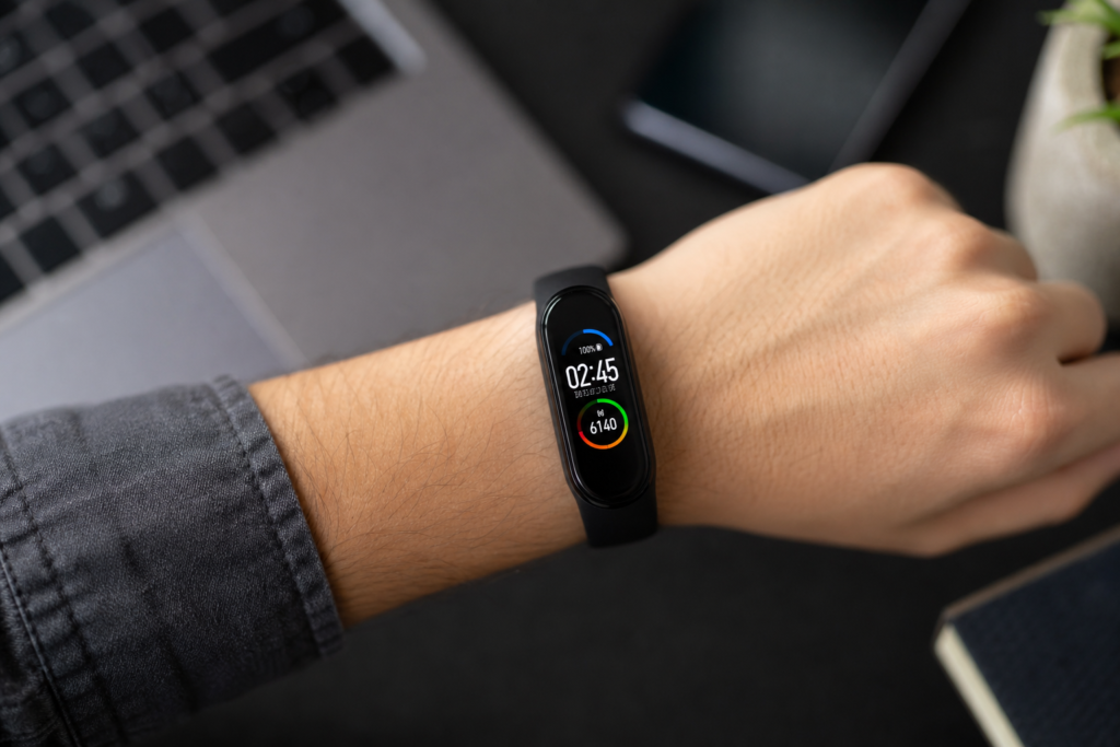 Imagem ilustrativa: Mi Band 6 combina tela maior SpO2 e bateria para até 14 dias