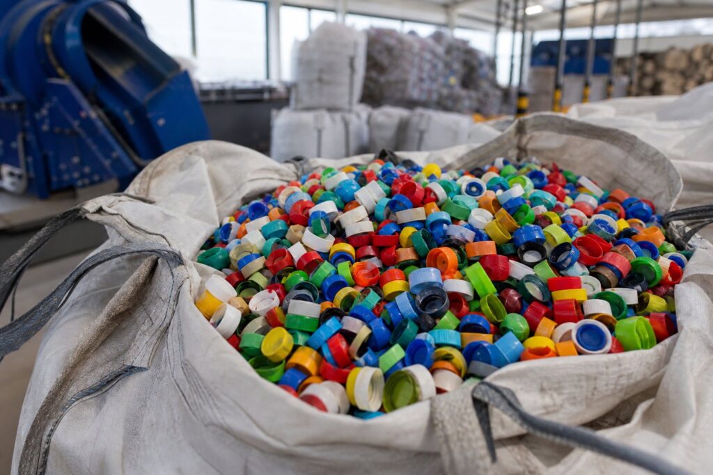 Reciclagem de tampinhas de garrafa pode ser prejudicial? O lado pouco debatido do plástico reciclado